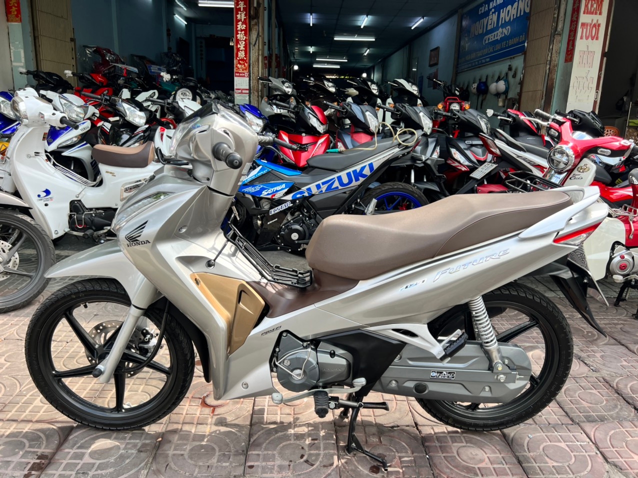 FUTURE led màu bạc bỏ mẫu lướt 5679km như mới