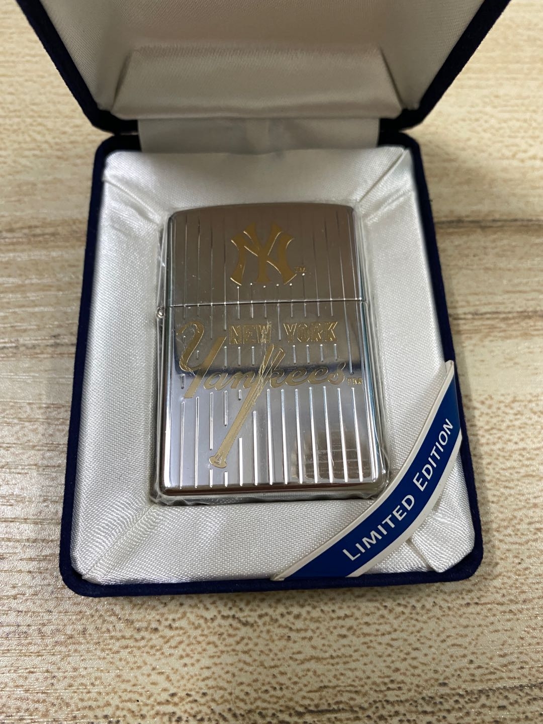 Zippo mạ bạc vân sọc, triện vàng 2 mặt năm 2002 