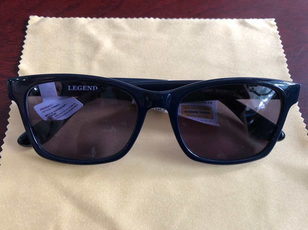 Kính mát nhựa hiệu Legend LG900