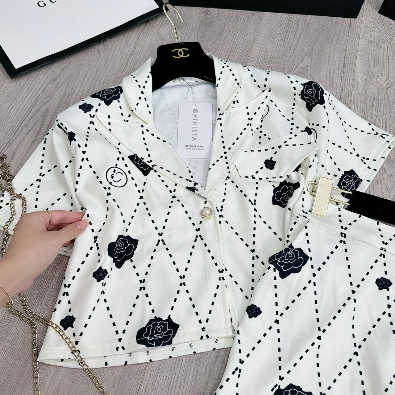 Áo Vest Crt Kẻ Chéo Hoa Mix Quần Sọt
