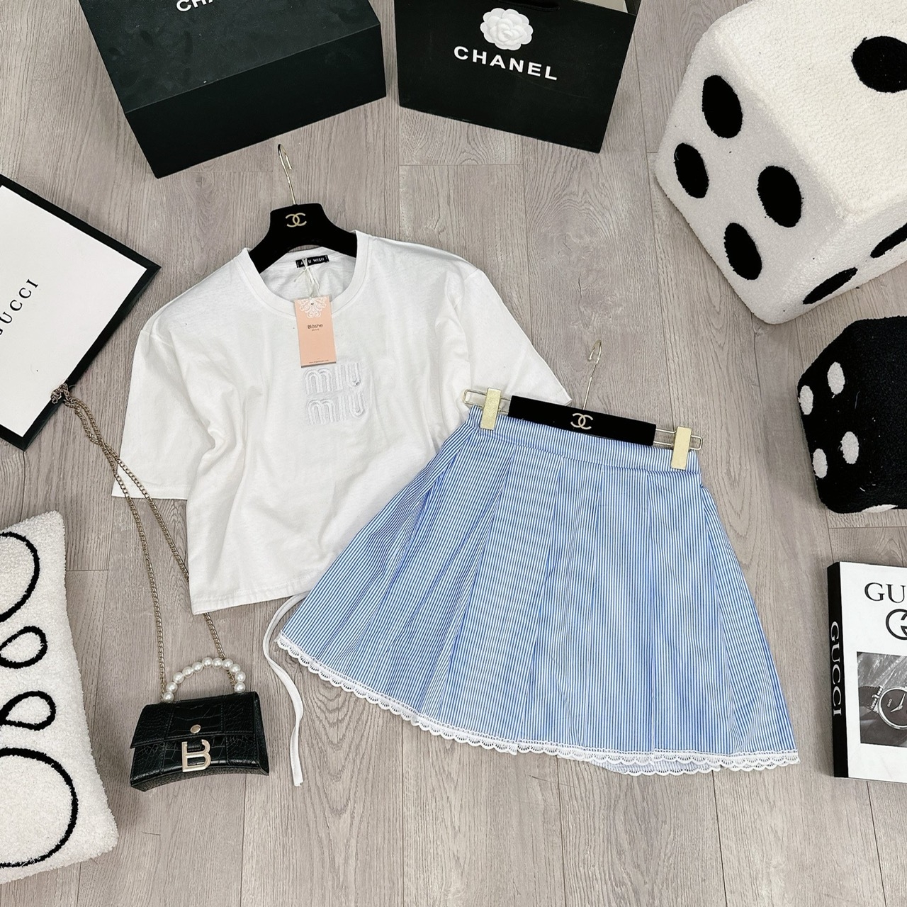 Set áo phong miu miu buộc eo mix chân váy xếp ly 