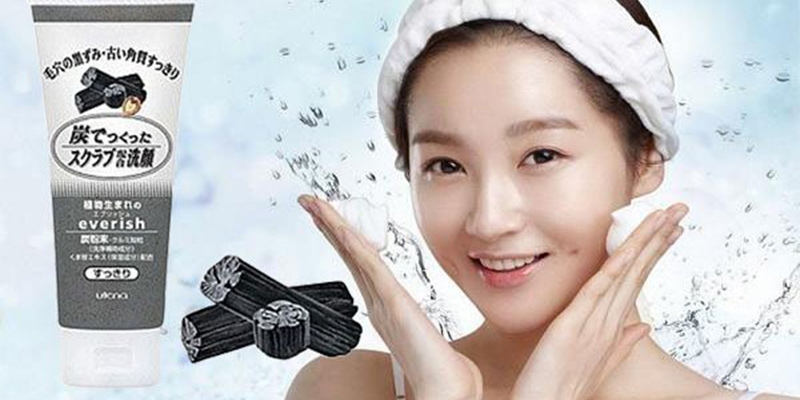 Sữa rửa mặt Utena Everish tẩy tế bào chết than hoạt tính 135g