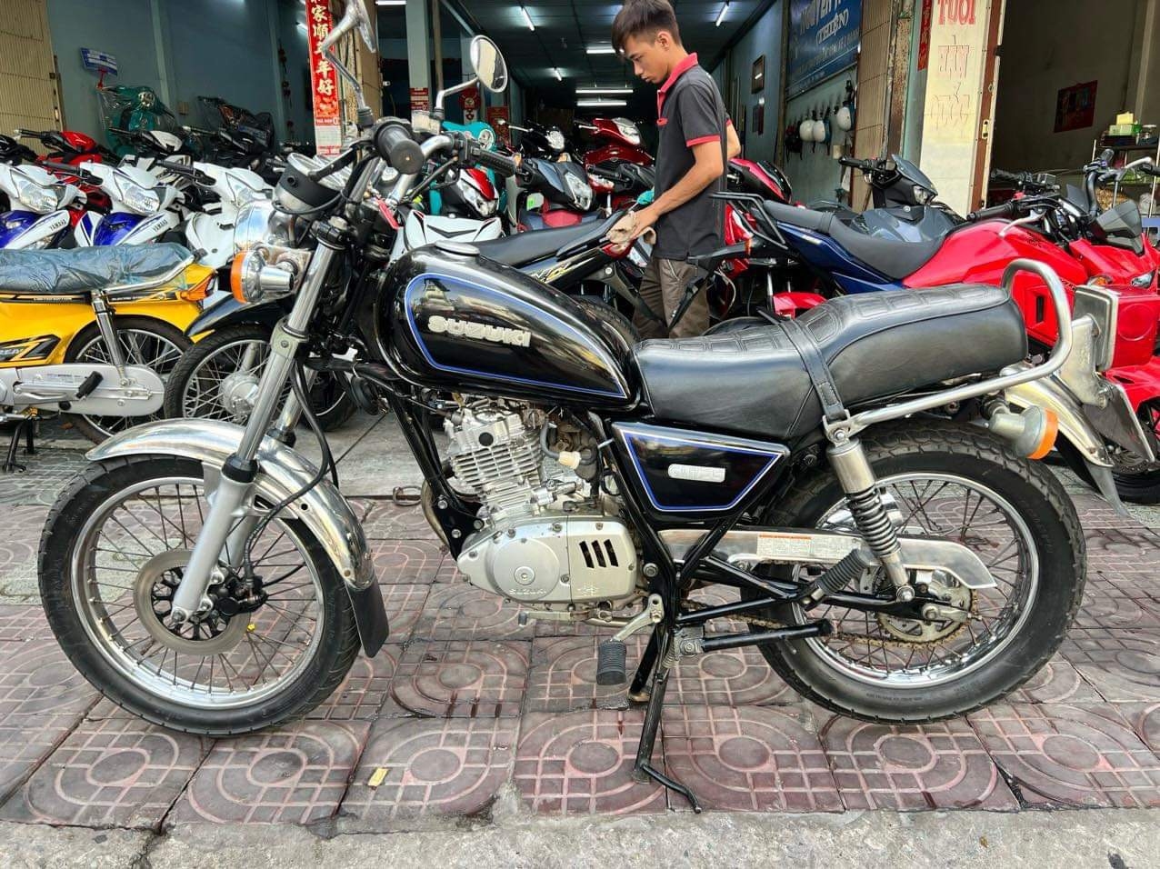 SUZUKI GN125