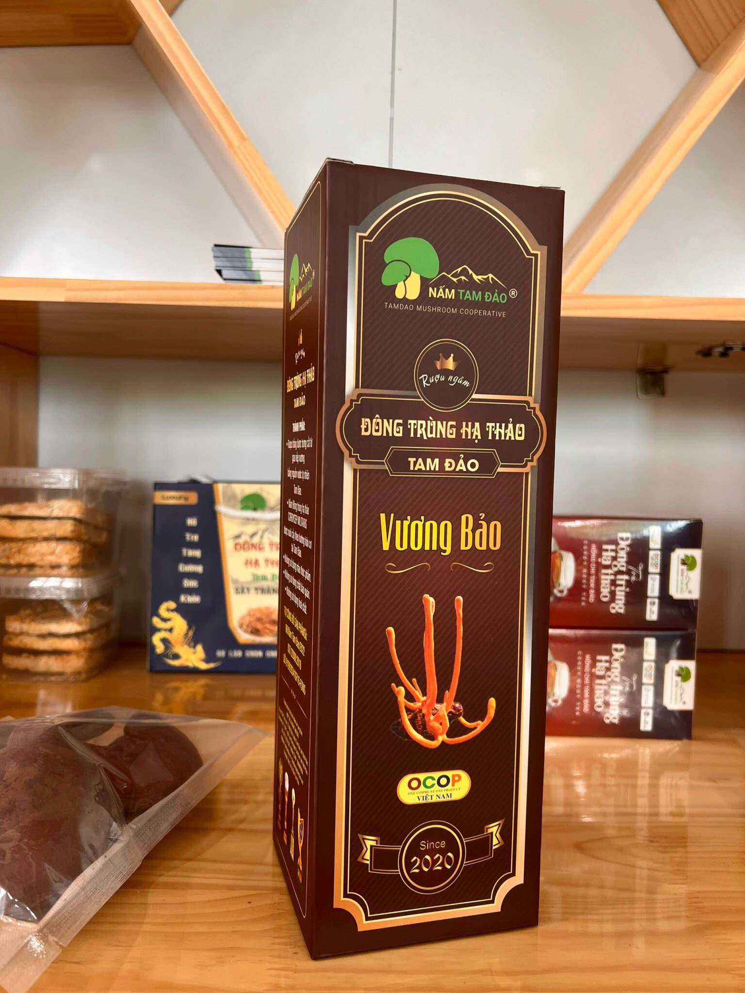 Rượu ngâm Nấm Đông Trùng Hạ Thảo Tam Đảo -Vương Bảo 500ml